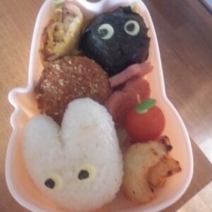 小トトロとまっくろくろすけ弁当